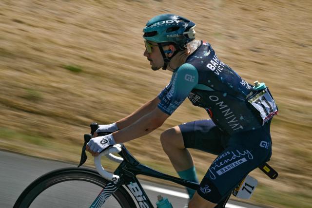 Bahrain - Victorious team's French rider Lenny Martinez cycles with ice in his jersey to cool down during the 8th stage of the 113th edition of the Tour de France cycling race, 180,4 km between Perigueux and Bergerac in southwestern France, on July 11, 2026. (Photo by Jeff PACHOUD / AFP)