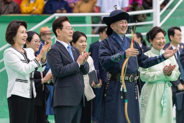 Mongolia's President Ukhnaagiin Khurelsukh (2nd R), Mongolia's First Lady Luvsandorj Bolortsetseg (R), South Korea's President Lee Jae-myung (2nd L) and South Korea's First Lady Kim Hye-kyung (L) attend a ceremony of Mongolian traditional archery competition during a state visit in Ulaanbaatar on July 11, 2026. (Photo by Byambasuren BYAMBA-OCHIR / AFP)