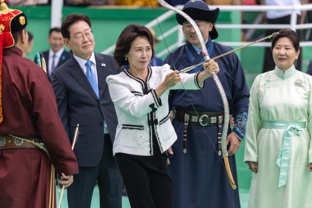 Mongolia's President Ukhnaagiin Khurelsukh (2R), Mongolia's First Lady Luvsandorj Bolortsetseg (R), South Korea's President Lee Jae-myung (2nd L) and South Korea's First Lady Kim Hye-kyung (C) attend a ceremony of Mongolian traditional archery competition during a state visit in Ulaanbaatar on July 11, 2026. (Photo by Byambasuren BYAMBA-OCHIR / AFP)