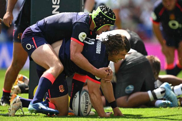 England's Benhard Janse van Rensburg (R) celebrates after scoring the team's fourth try during the Rugby Union Nations Championship match between Fiji and England at Hill Dickinson Stadium in Liverpool on July 11, 2026. (Photo by Oli SCARFF / AFP)