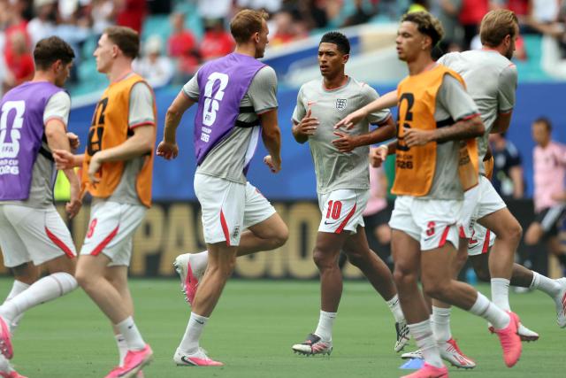 England's midfielder #10 Jude Bellingham (C) warms up ahead of the 2026 World Cup football tournament quarter-final match between Norway and England at Miami Stadium in Miami Gardens on July 11, 2026.  (Photo by PATRICIA DE MELO MOREIRA / AFP)
