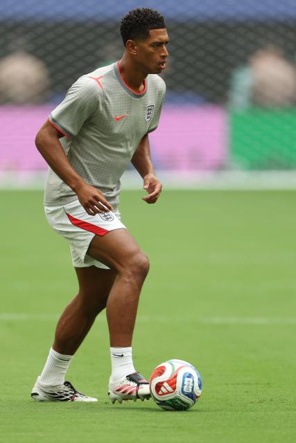 England's midfielder #10 Jude Bellingham warms up ahead of the 2026 World Cup football tournament quarter-final match between Norway and England at Miami Stadium in Miami Gardens on July 11, 2026.  (Photo by PATRICIA DE MELO MOREIRA / AFP)