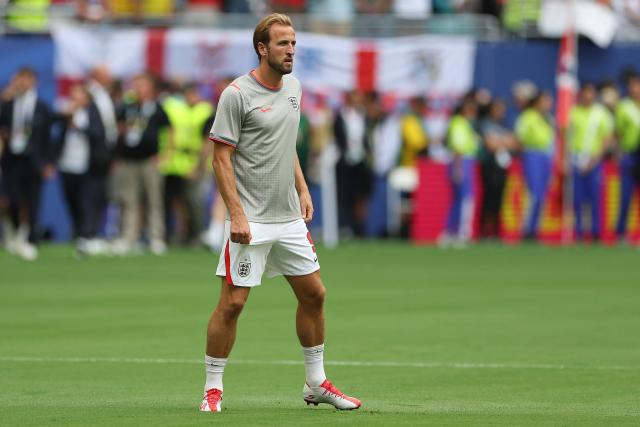England's forward #09 Harry Kane warms up ahead of the 2026 World Cup football tournament quarter-final match between Norway and England at Miami Stadium in Miami Gardens on July 11, 2026.  (Photo by PATRICIA DE MELO MOREIRA / AFP)