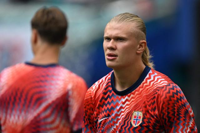 Norway's forward #09 Erling Braut Haaland warmups before the start of the 2026 World Cup football tournament quarter-final match between Norway and England at Miami Stadium in Miami on July 11, 2026. (Photo by ROBERTO SCHMIDT / AFP)