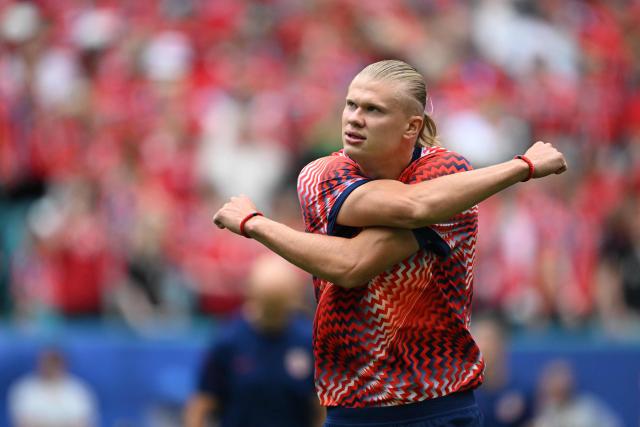 Norway's forward #09 Erling Braut Haaland warmups before the start of the 2026 World Cup football tournament quarter-final match between Norway and England at Miami Stadium in Miami on July 11, 2026. (Photo by ROBERTO SCHMIDT / AFP)