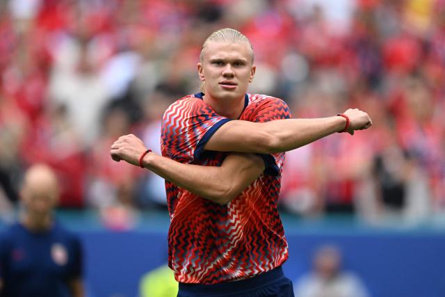 Norway's forward #09 Erling Braut Haaland warmups before the start of the 2026 World Cup football tournament quarter-final match between Norway and England at Miami Stadium in Miami on July 11, 2026. (Photo by ROBERTO SCHMIDT / AFP)