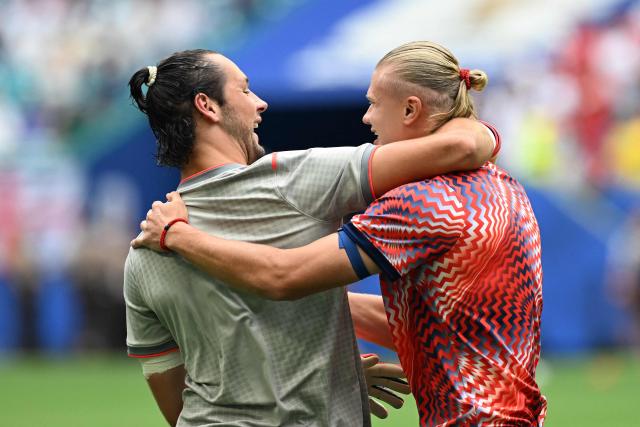 Norway's forward #09 Erling Braut Haaland (R) and England's goalkeeper #23 James Trafford share a hug before the start of the 2026 World Cup football tournament quarter-final match between Norway and England at Miami Stadium in Miami on July 11, 2026. (Photo by ROBERTO SCHMIDT / AFP)