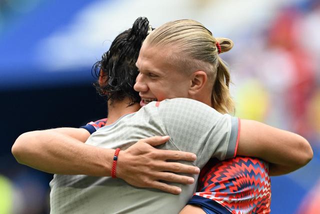 Norway's forward #09 Erling Braut Haaland (R) and England's goalkeeper #23 James Trafford share a hug before the start of the 2026 World Cup football tournament quarter-final match between Norway and England at Miami Stadium in Miami on July 11, 2026. (Photo by ROBERTO SCHMIDT / AFP)