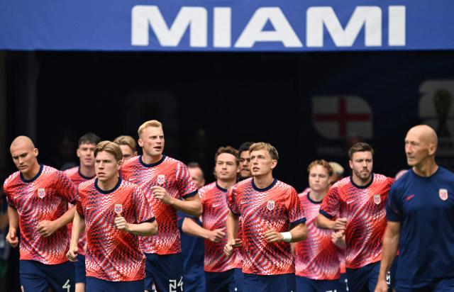 Norway's players jump onto the pitch before the start of the 2026 World Cup football tournament quarter-final match between Norway and England at Miami Stadium in Miami on July 11, 2026.  (Photo by ROBERTO SCHMIDT / AFP)