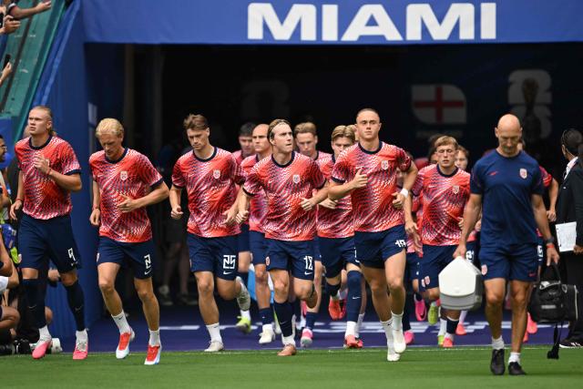Norway's players jump onto the pitch before the start of the 2026 World Cup football tournament quarter-final match between Norway and England at Miami Stadium in Miami on July 11, 2026.  (Photo by ROBERTO SCHMIDT / AFP)
