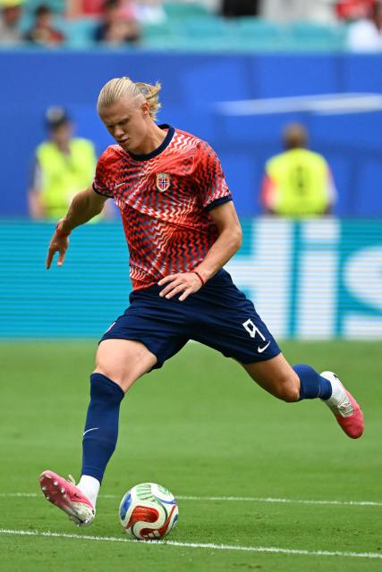 Norway's forward #09 Erling Braut Haaland warms up ahead of the 2026 World Cup football tournament quarter-final match between Norway and England at Miami Stadium in Miami Gardens on July 11, 2026.  (Photo by CHANDAN KHANNA / AFP)