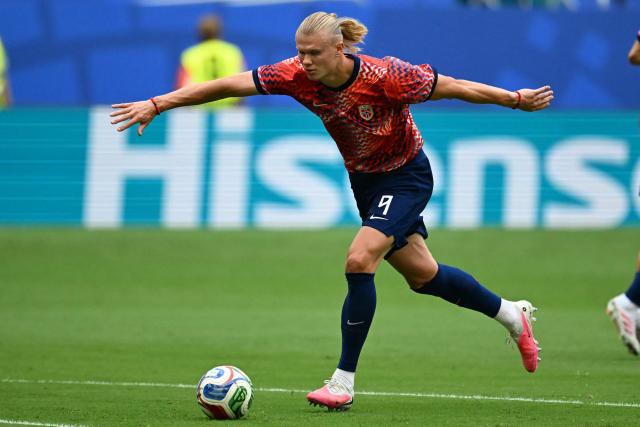 Norway's forward #09 Erling Braut Haaland warms up ahead of the 2026 World Cup football tournament quarter-final match between Norway and England at Miami Stadium in Miami Gardens on July 11, 2026.  (Photo by CHANDAN KHANNA / AFP)