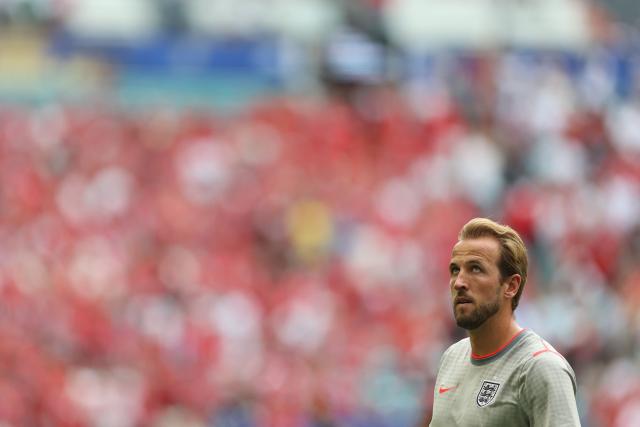 England's forward #09 Harry Kane warms up ahead of the 2026 World Cup football tournament quarter-final match between Norway and England at Miami Stadium in Miami Gardens on July 11, 2026.  (Photo by PATRICIA DE MELO MOREIRA / AFP)