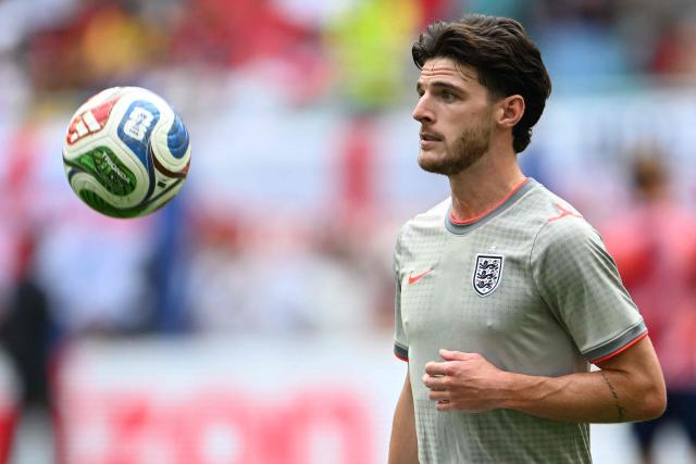 England's midfielder #04 Declan Rice warms up ahead of the 2026 World Cup football tournament quarter-final match between Norway and England at Miami Stadium in Miami Gardens on July 11, 2026.  (Photo by MAURO PIMENTEL / AFP)