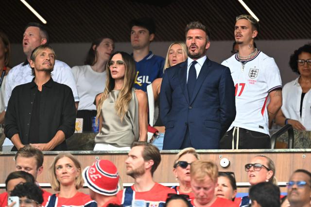 English former football player David Beckham (C-R), singer and fashion designer Victoria Beckham (C-L), their son Romeo Beckham (R), and US hairdresser Ken Paves (L) attend the 2026 World Cup football tournament quarter-final match between Norway and England at Miami Stadium in Miami Gardens on July 11, 2026.  (Photo by CHANDAN KHANNA / AFP)