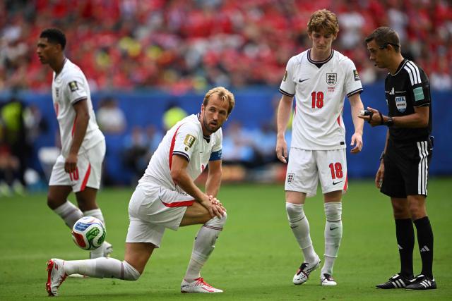 England's forward #09 Harry Kane reacts past forward #18 Anthony Gordon and French referee Clement Turpin gestures during the 2026 World Cup football tournament quarter-final match between Norway and England at Miami Stadium in Miami Gardens on July 11, 2026.  (Photo by MAURO PIMENTEL / AFP)