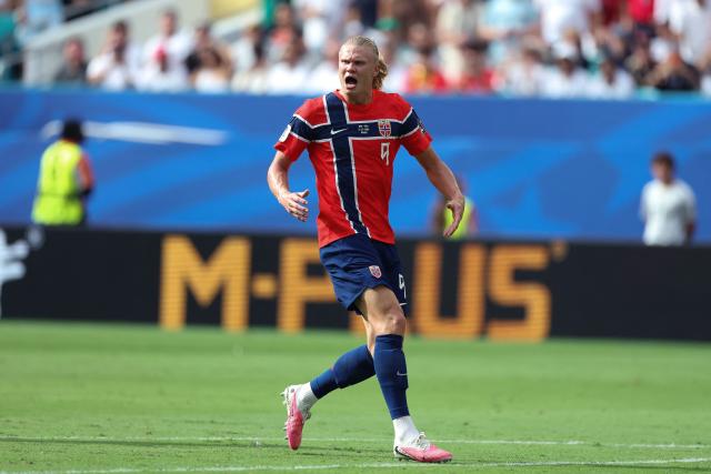 Norway's forward #09 Erling Braut Haaland reacts during the 2026 World Cup football tournament quarter-final match between Norway and England at Miami Stadium in Miami Gardens on July 11, 2026.  (Photo by PATRICIA DE MELO MOREIRA / AFP)