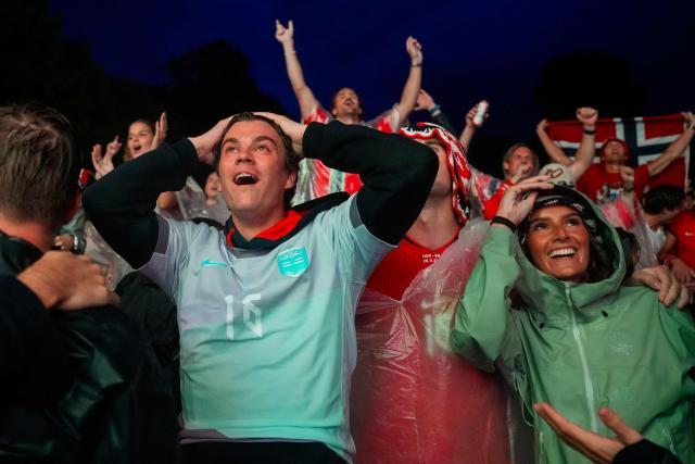 Fans react as they watch on a screen the 2026 World Cup football tournament quarter-final match between Norway and England in central Oslo on July 11, 2026. (Photo by Javad Parsa / NTB / AFP) / Norway OUT