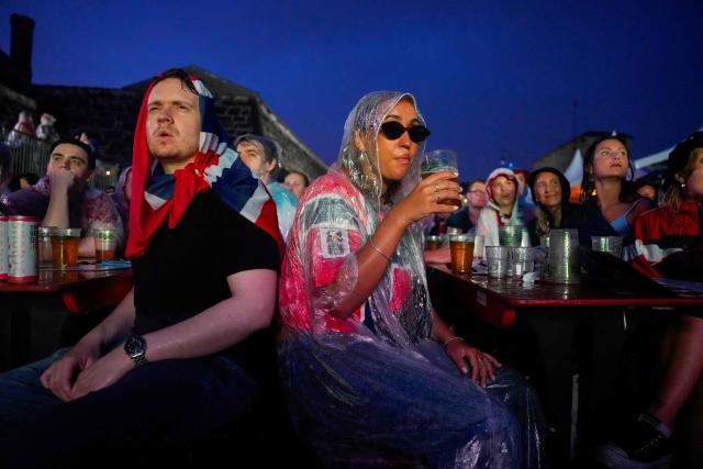 Fans watch on a screen the 2026 World Cup football tournament quarter-final match between Norway and England in central Oslo on July 11, 2026. (Photo by Javad Parsa / NTB / AFP) / Norway OUT