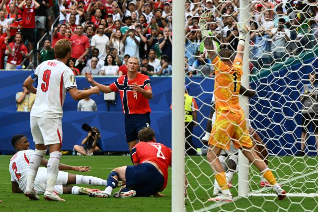 (L-R) England's defender #02 Ezri Konsa, England's forward #09 Harry Kane, Norway's forward #09 Erling Braut Haaland, Norway's midfielder #08 Sander Berge and England's goalkeeper #01 Jordan Pickford react after a failed attempt to score by Norway during the 2026 World Cup football tournament quarter-final match between Norway and England at Miami Stadium in Miami on July 11, 2026.  (Photo by ROBERTO SCHMIDT / AFP)