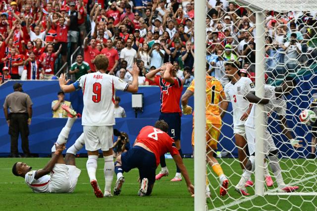 (L-R) England's defender #02 Ezri Konsa, England's forward #09 Harry Kane, Norway's midfielder #08 Sander Berge, Norway's forward #09 Erling Braut Haaland, England's goalkeeper #01 Jordan Pickford and England's defender #03 Nico O'Reilly react after a failed attempt to score by Norway during the 2026 World Cup football tournament quarter-final match between Norway and England at Miami Stadium in Miami on July 11, 2026.  (Photo by ROBERTO SCHMIDT / AFP)