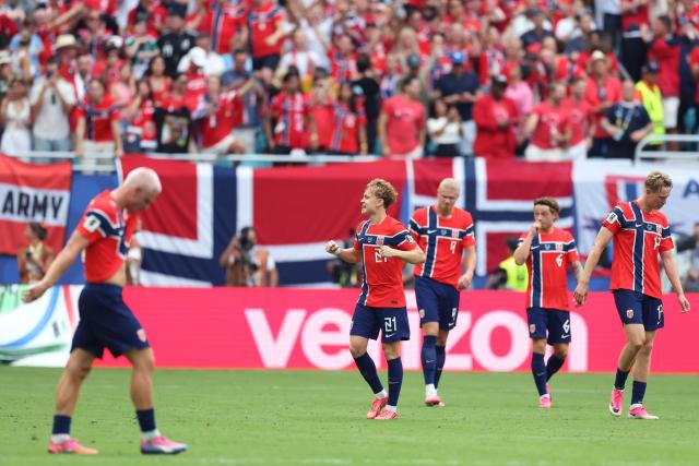 Norway players react after their second goal being dissalowed after a VAR review during the 2026 World Cup football tournament quarter-final match between Norway and England at Miami Stadium in Miami Gardens on July 11, 2026.  (Photo by PATRICIA DE MELO MOREIRA / AFP)