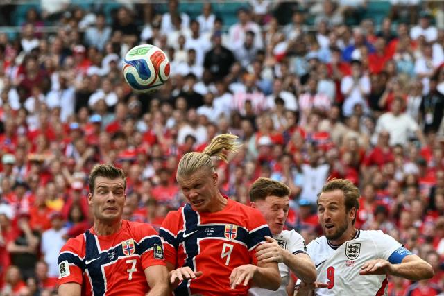 (L-R) Norway's forward #07 Alexander Sorloth, Norway's forward #09 Erling Braut Haaland, England's midfielder #08 Elliot Anderson and England's forward #09 Harry Kane go up for a header during the 2026 World Cup football tournament quarter-final match between Norway and England at Miami Stadium in Miami on July 11, 2026.  (Photo by ROBERTO SCHMIDT / AFP)