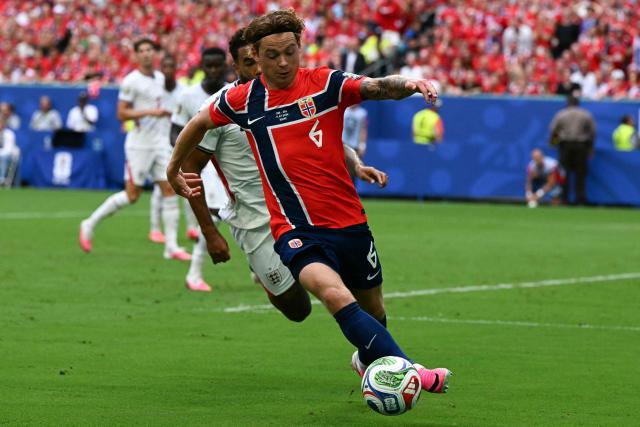 Norway's midfielder #06 Patrick Berg controls the ball followed by England's defender #24 Reece James during the 2026 World Cup football tournament quarter-final match between Norway and England at Miami Stadium in Miami on July 11, 2026.  (Photo by ROBERTO SCHMIDT / AFP)