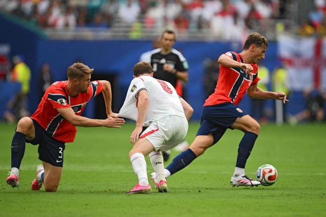 Norway's midfielder #08 Sander Berge runs with the ball past England's midfielder #08 Elliot Anderson and Norway's defender #03 Kristoffer Vassbakk Ajer during the 2026 World Cup football tournament quarter-final match between Norway and England at Miami Stadium in Miami Gardens on July 11, 2026.  (Photo by MAURO PIMENTEL / AFP)