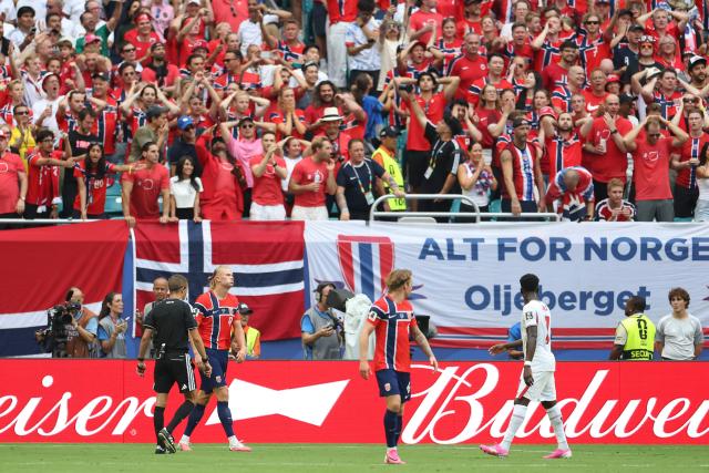 Norway's forward #09 Erling Braut Haaland (2nd L) reacts during the 2026 World Cup football tournament quarter-final match between Norway and England at Miami Stadium in Miami Gardens on July 11, 2026.  (Photo by PATRICIA DE MELO MOREIRA / AFP)