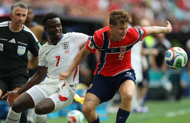 England's forward #07 Bukayo Saka and Norway's defender #05 David Moller Wolfe fight for the ball during the 2026 World Cup football tournament quarter-final match between Norway and England at Miami Stadium in Miami Gardens on July 11, 2026.  (Photo by PATRICIA DE MELO MOREIRA / AFP)