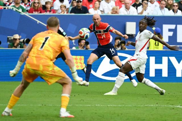 Norway's midfielder #14 Fredrik Aursnes kicks the ball past England's midfielder #21 Eberechi Eze and goalkeeper #01 Jordan Pickford during the 2026 World Cup football tournament quarter-final match between Norway and England at Miami Stadium in Miami Gardens on July 11, 2026.  (Photo by CHANDAN KHANNA / AFP)