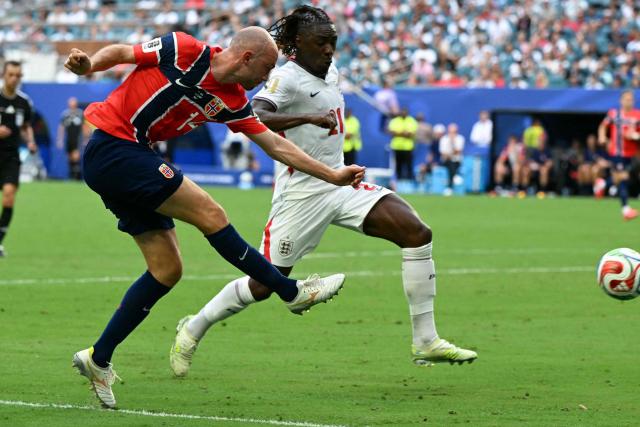 Norway's midfielder #14 Fredrik Aursnes shoots past England's midfielder #21 Eberechi Eze during the 2026 World Cup football tournament quarter-final match between Norway and England at Miami Stadium in Miami on July 11, 2026.  (Photo by ROBERTO SCHMIDT / AFP)