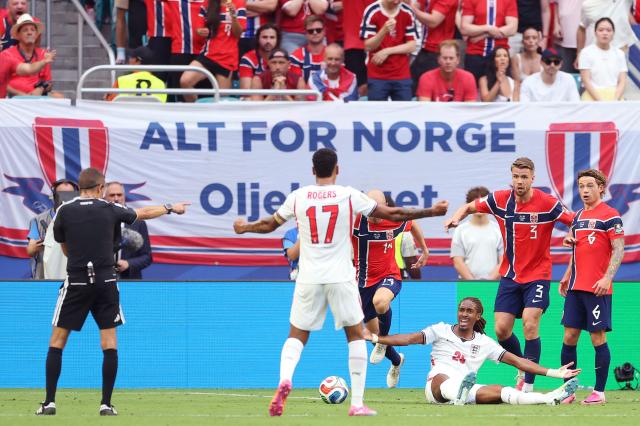 England's defender #25 Djed Spence reacts during the 2026 World Cup football tournament quarter-final match between Norway and England at Miami Stadium in Miami Gardens on July 11, 2026.  (Photo by PATRICIA DE MELO MOREIRA / AFP)