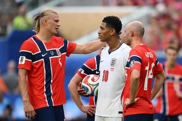 Norway's forward #09 Erling Braut Haaland (L) congratulates England's midfielder #10 Jude Bellingham (C) as Norway's midfielder #14 Fredrik Aursnes looks on, after Bellingham scored his team's second goal during the 2026 World Cup football tournament quarter-final match between Norway and England at Miami Stadium in Miami on July 11, 2026.  (Photo by ROBERTO SCHMIDT / AFP)