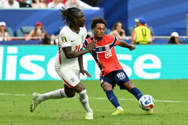 Norway's midfielder #22 Oscar Bobb kicks the ball past England's midfielder #21 Eberechi Eze during the 2026 World Cup football tournament quarter-final match between Norway and England at Miami Stadium in Miami Gardens on July 11, 2026.  (Photo by CHANDAN KHANNA / AFP)