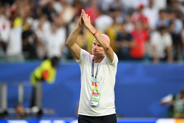 Norway's head coach Staale Solbakken greets fans after losing the 2026 World Cup football tournament quarter-final match between Norway and England at Miami Stadium in Miami Gardens on July 11, 2026.  (Photo by CHANDAN KHANNA / AFP)