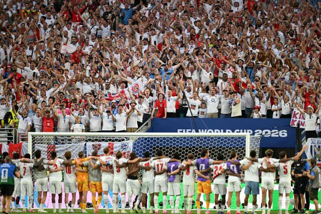 TOPSHOT - England's players celebrate with fans after winning the 2026 World Cup football tournament quarter-final match between Norway and England at Miami Stadium in Miami Gardens on July 11, 2026.  (Photo by CHANDAN KHANNA / AFP)