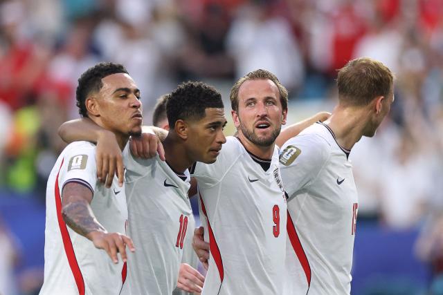 (L-R) England's midfielder #17 Morgan Rogers, midfielder #10 Jude Bellingham, forward #09 Harry Kane and defender #15 Dan Burn celebrate after winning the 2026 World Cup football tournament quarter-final match between Norway and England at Miami Stadium in Miami Gardens on July 11, 2026. (Photo by PATRICIA DE MELO MOREIRA / AFP)