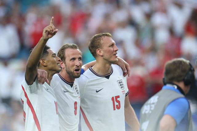 (L-R) England's midfielder #10 Jude Bellingham, forward #09 Harry Kane and defender #15 Dan Burn celebrate after winning the 2026 World Cup football tournament quarter-final match between Norway and England at Miami Stadium in Miami Gardens on July 11, 2026. (Photo by PATRICIA DE MELO MOREIRA / AFP)