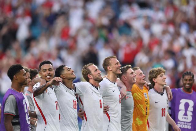 (L-R) England's forward #19 Ollie Watkins, midfielder #17 Morgan Rogers, midfielder #10 Jude Bellingham,forward #09 Harry Kane, defender #15 Dan Burn, goalkeeper #13 Dean Henderson, goalkeeper #01 Jordan Pickford, forward #18 Anthony Gordon and forward #11 Marcus Rashford celebrate after winning the 2026 World Cup football tournament quarter-final match between Norway and England at Miami Stadium in Miami Gardens on July 11, 2026. (Photo by PATRICIA DE MELO MOREIRA / AFP)