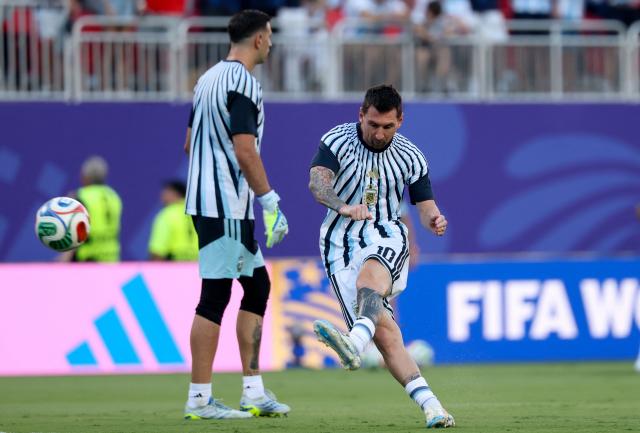 Argentina's forward #10 Lionel Messi warms up ahead of the 2026 World Cup football tournament quarter-final match between Argentina and Switzerland at the Kansas City Stadium in Kansas City on July 11, 2026.  (Photo by Odd ANDERSEN / AFP)
