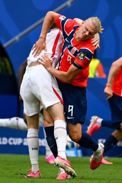 England's midfielder #08 Elliot Anderson and Norway's forward #09 Erling Braut Haaland during the 2026 World Cup football tournament quarter-final match between Norway and England at Miami Stadium in Miami on July 11, 2026.  (Photo by ROBERTO SCHMIDT / AFP)