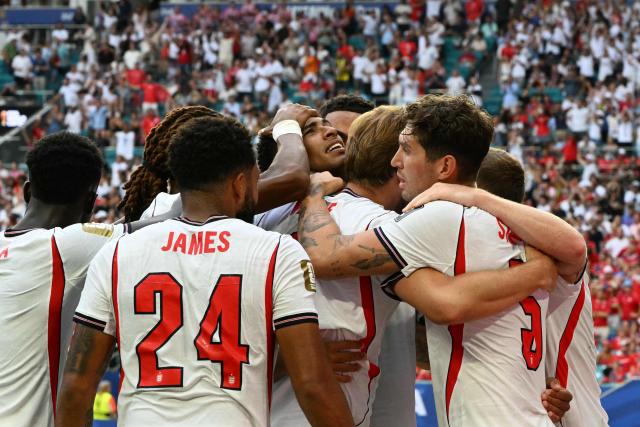 TOPSHOT - England's midfielder #10 Jude Bellingham (C) celebrates with teammates after scoring his team's second goal during the 2026 World Cup football tournament quarter-final match between Norway and England at Miami Stadium in Miami on July 11, 2026.  (Photo by ROBERTO SCHMIDT / AFP)