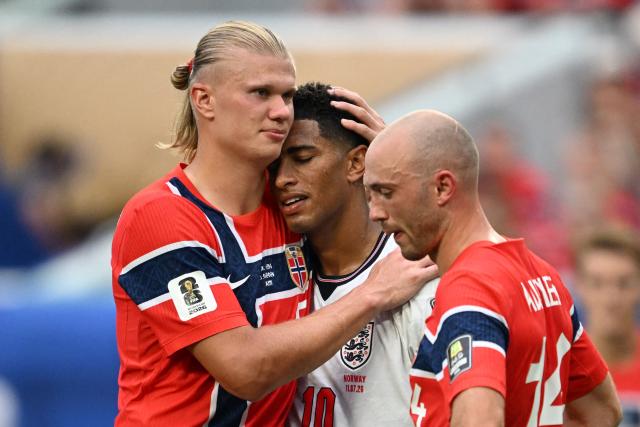 TOPSHOT - Norway's forward #09 Erling Braut Haaland (L) congratulates England's midfielder #10 Jude Bellingham (C) as Norway's midfielder #14 Fredrik Aursnes looks on, after Bellingham scored his team's second goal during the 2026 World Cup football tournament quarter-final match between Norway and England at Miami Stadium in Miami on July 11, 2026.  (Photo by ROBERTO SCHMIDT / AFP)