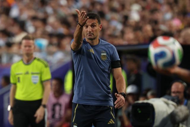 Argentina's head coach Lionel Scaloni gestures during the 2026 World Cup football tournament quarter-final match between Argentina and Switzerland at the Kansas City Stadium in Kansas City on July 11, 2026.  (Photo by Odd ANDERSEN / AFP)