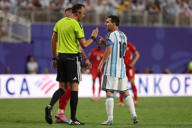 Argentina's forward #10 Lionel Messi argues with Portuguese referee Joao Pinheiro during the 2026 World Cup football tournament quarter-final match between Argentina and Switzerland at the Kansas City Stadium in Kansas City on July 11, 2026.  (Photo by Odd ANDERSEN / AFP)