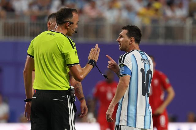 Argentina's forward #10 Lionel Messi argues with Portuguese referee Joao Pinheiro during the 2026 World Cup football tournament quarter-final match between Argentina and Switzerland at the Kansas City Stadium in Kansas City on July 11, 2026.  (Photo by Odd ANDERSEN / AFP)