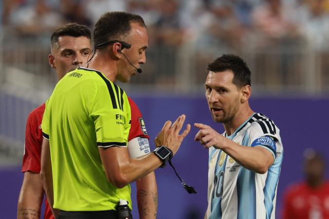 Argentina's forward #10 Lionel Messi argues with Portuguese referee Joao Pinheiro during the 2026 World Cup football tournament quarter-final match between Argentina and Switzerland at the Kansas City Stadium in Kansas City on July 11, 2026.  (Photo by Odd ANDERSEN / AFP)