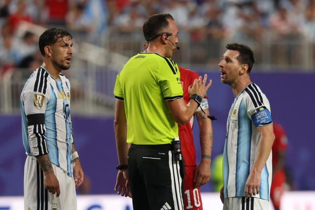 Argentina's forward #10 Lionel Messi argues with Portuguese referee Joao Pinheiro during the 2026 World Cup football tournament quarter-final match between Argentina and Switzerland at the Kansas City Stadium in Kansas City on July 11, 2026.  (Photo by Odd ANDERSEN / AFP)